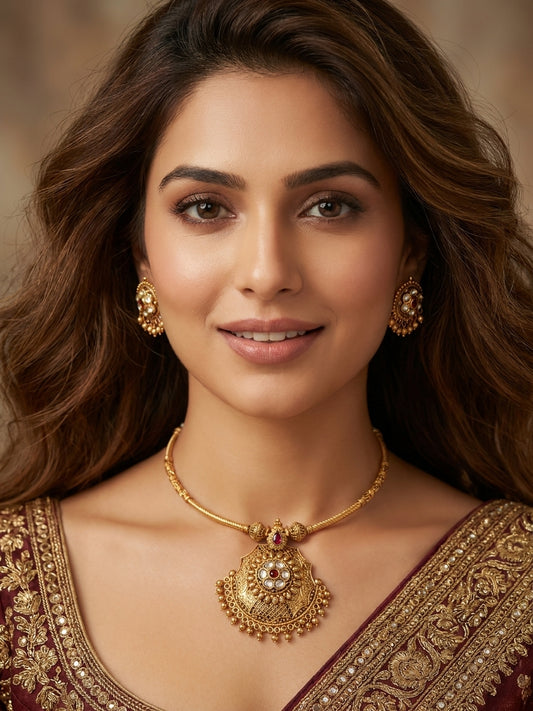 Antique Gold Finish Kundan Pendant Necklace and Earring Set